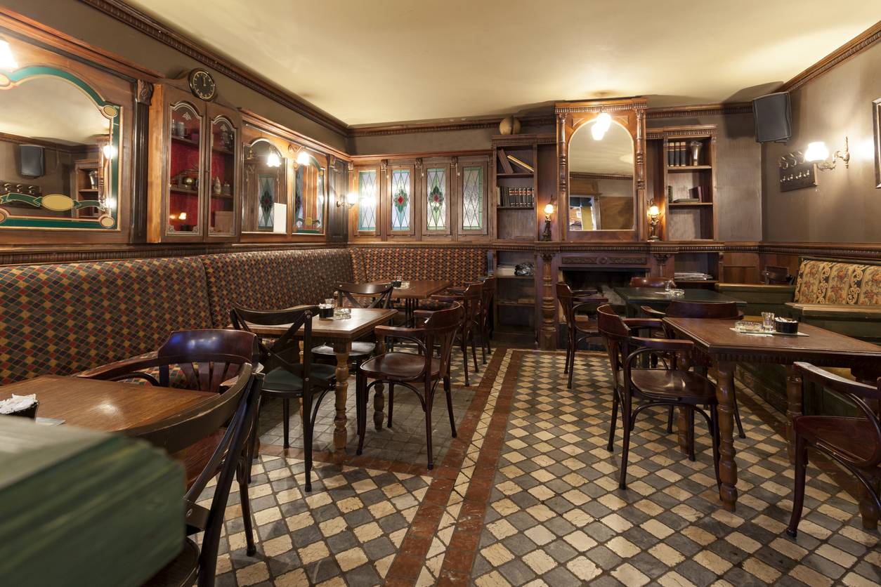 salon de thé ambiance parisienne chic vintage tableaux décoration atmosphère