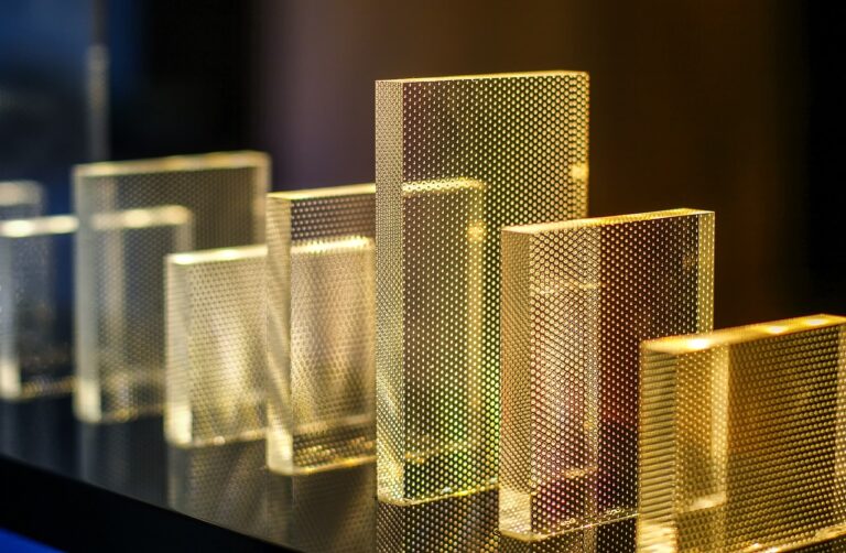 Utilisations et avantages des présentoirs en plexiglas